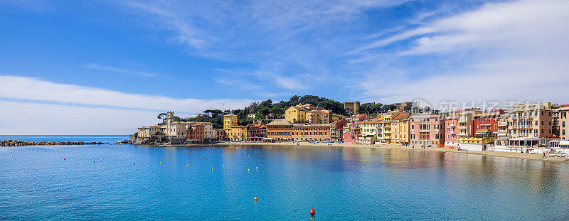 它位于Sestri Levante的Baia del Silenzio(沉默湾)，被意大利利古里亚特色的彩色建筑包围